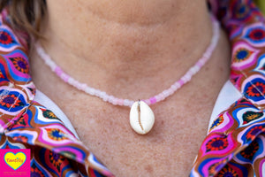 Handgemaakte kralen ketting- cowrie schelpje voor geluk- roze