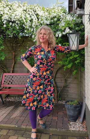 Zoe dress- travelstof/viscose mix- black flowers Made by tantilly tantilly 