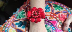 Handmade Macrame bracelet - rode bloemen