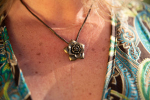 Handgemaakte macrame ketting- bloemenpracht - brass messing- last one
