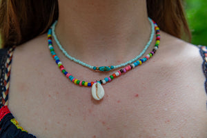 Handgemaakte kralen ketting- cowrie schelpje voor geluk- mulitcolour
