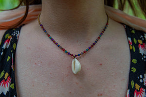 Handgemaakte kralen ketting- cowrie schelpje voor geluk- mulitcolour met brass