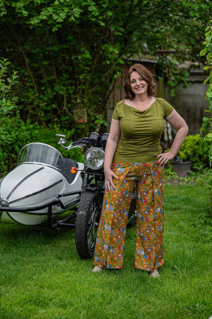 Stretch-Top mit Wasserfallausschnitt – neues Modell – kurze Ärmel – olivgrün