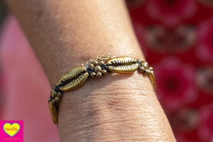 Cowrie schelpjes -ocean treasures- goudkleurige brass armband