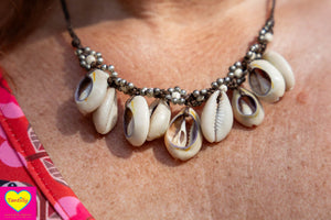 Handgemaakte macrame ketting- cowrie schelpjes voor geluk - brass messing
